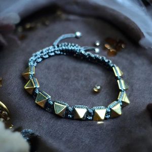 Bracelet en pierre d'hématite dorée polie, nouveau design, forme pyramide, extensible, bijoux en cristal, thème amour, forme libre, semi-Noël - Product Image 4