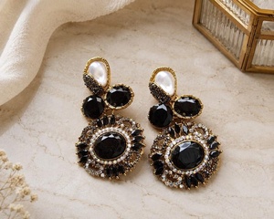Boucles d'oreilles pendantes de style ottoman en laiton faites à la main, plaquées or antique, avec cristaux et fausses perles, tendance - Product Image 1