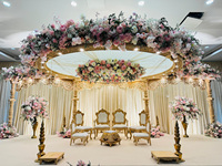 Mandap de mariage traditionnel Rajwada en FRP sculpté classique, thème Mayur, style dôme de pilier, décoration de mariage durable