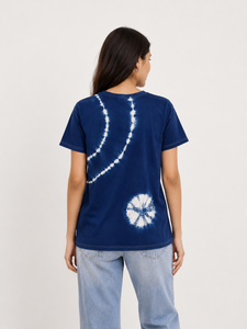 Compra al por mayor camisetas de algodón índigo azul teñidas con efecto tie-dye, unisex, casuales, de manga corta y cuello redondo, proveedor de ropa para hombres y mujeres. - Product Image 3