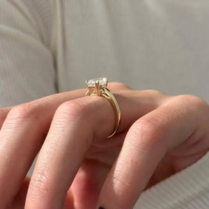 Bague de fiançailles solitaire élégante en platine avec diamant de laboratoire taille Asscher, design tendance, sertissage cathédrale à double griffe haute - Product Image 2