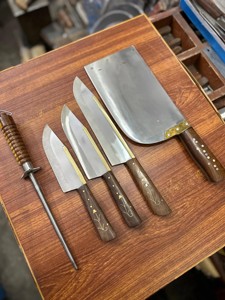 Ensemble de couteaux de boucher artisanal sur mesure en cinq pièces, lames en acier inoxydable, manches en bois, bord droit, ambidextre, avec étui en cuir - Product Image 1