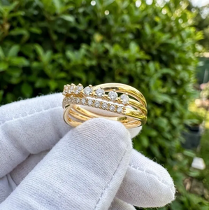 แหวนทองคำ 10K/14K/18K สีเหลือง ประดับเพชรทรงบริลเลียนต์ E VVS2 คุณภาพสูงจาก Sparkledge Creation ดีไซน์เรียบหรู ฝังเพชรแบบไมโครเพฟ เหมาะสำหรับการสวมซ้อนกันได้ - Product Image 2