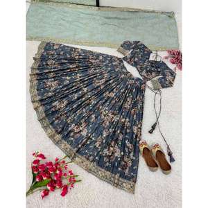 DISEÑADOR CHINON IMPRESIÓN DIGITAL DE SEDA CON BORDADO SECUENCIA TRABAJO LEHENGA CHOLI CON DUPATTA GRIS ROPA lehenga choli - Product Image 3