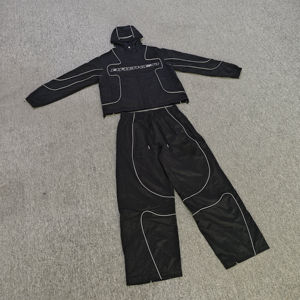 ชุดแจ็คเก็ตและกางเกงวอร์มแบบมีแถบสะท้อนแสงพร้อมโลโก้สั่งทำจากโรงงานผู้ผลิต ชุดกีฬา OEM ผ้าไนลอน 100% สำหรับผู้ชาย - Product Image 1