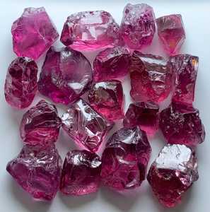 Pierres brutes naturelles de grenat rhodolite 40 carats, pierres précieuses africaines de qualité pour facettage et découpe, lot en paquet - Product Image 4