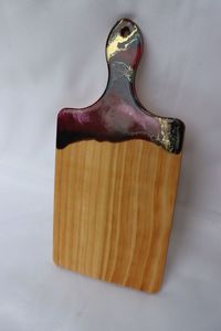 Plateau de service en bois et résine avec incrustation de résine bleue, idéal pour charcuterie, pour maisons modernes, restaurants et événements - Product Image 3