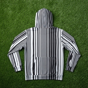 Sweat-shirt à capuche rayé noir et blanc pour homme avec imprimé graphique et poche kangourou, style streetwear décontracté - Product Image 5