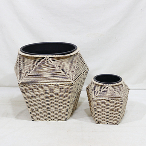 Pot de fleurs moderne en rotin PE résistant aux intempéries, design géométrique, jardinières pour la décoration de la maison, forme carrée, finition naturelle - Product Image 1