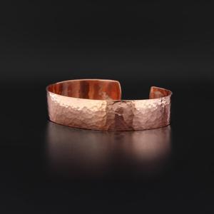 Brazalete Ancho de Cobre Martillado para Mujer, Brazalete Abierto Minimalista y Atrevido con Acabado Texturizado, Joyería Contemporánea de Diseño. - Product Image 3