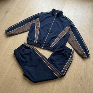 Conjunto Deportivo Personalizado de Dos Piezas con Logotipo Personalizado, Chaqueta y Pantalón de Poliéster de Peso Medio, Cierre Completo, Unisex, 100% Poliéster - Product Image 5