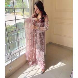 Ensemble de costume Sharara pour femmes avec travail de perles fantaisie pour les occasions de fête - Product Image 1