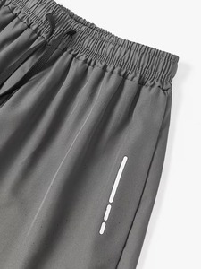 Shorts de sport gris uni pour hommes, personnalisables, séchage rapide, avec bande latérale, taille à cordon de serrage, longueur mi-cuisse, en polyester tissé - Product Image 4
