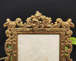 Cadre photo en métal élégant, accent décoratif de luxe par Tradebyd - Product Image 4