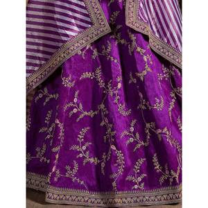 Lehenga Choli de Novia Talla Grande, Morado, Bordado en Seda con Volantes, Perlas y Espalda Transparente - Product Image 2
