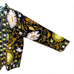 Elegante Chaqueta Acolchada Negra con Bordado Floral a Mano para Mujer, Cuello Mandarín, Manga Larga, Botones Cubiertos, Algodón No Tejido, Otoño - Product Image 5