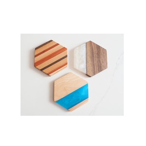 Sous-verres en résine colorée et en bois avec forme hexagonale, sous-verres en bois et résine faits à la main pour la cuisine et la maison - Product Image 1