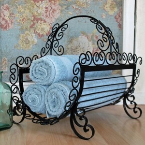 Porte-serviettes sur pied minimaliste unique avec étagère, en métal noir, support de rangement pour salle de bain, design compact à un seul niveau - Product Image 5