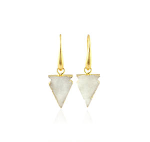 Pendientes colgantes minimalistas de ágata blanca con drusa, de latón con baño de oro de 18k, con forma de punta de flecha y gancho de drusa. - Product Image 1