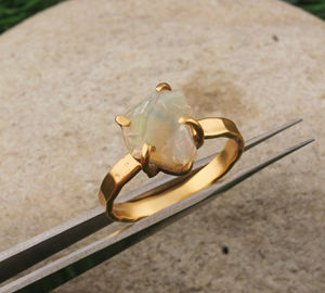 Bague en argent sterling 925 plaqué or de luxe avec opale éthiopienne naturelle sertie en bélière, bijoux en pierres précieuses faits à la main pour femmes - Product Image 1