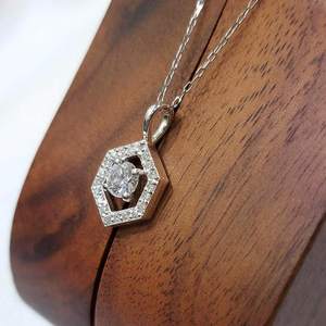 Collier Majestic en or blanc 18 carats plaqué rhodium avec diamant de laboratoire taille brillant de 1,30 carat, certifié IGI, bijou vintage pour une allure élégante - Product Image 1