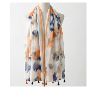 Pañuelo de Seda Cuadrado para Mujer NORTH APPROACH, Estampado Floral, Elegante Accesorio de Moda Multifuncional para Todas las Temporadas - Product Image 1