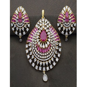 ชุดสร้อยคอพร้อมต่างหูดีไซน์เนอร์สุดน่ารัก คุณภาพพรีเมียม สีทองขาว เหมาะสำหรับงานแต่งงาน คอลเลคชั่นสำหรับผู้หญิง - Product Image 2