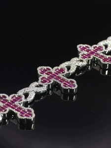 Bracelet de luxe en argent 925 avec croix et rubis sertis, chaîne à maillons plaquée rhodium pour femmes au meilleur prix - Product Image 4