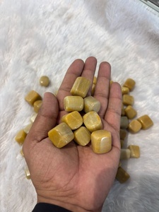 Pierre d'aventurine jaune véritable, polie et ronde, aux tons dorés chauds, pour la décoration et les collections de cristaux. - Product Image 1