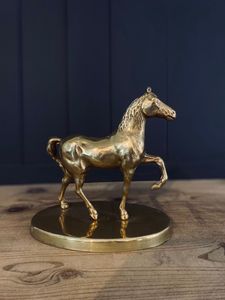 Élégante figurine de cheval en laiton pour centre de table, présentoir de console et design d'intérieur artistique - Product Image 2