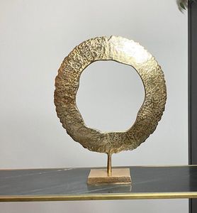 Objets décoratifs en métal artistiques, sculptures conçues pour la décoration de centre de table ou d'étagère dans un salon moderne - Product Image 5