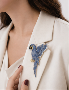 Exquisito broche con forma de loro en oro rosa de 18 quilates, piedras preciosas azules vibrantes, diamantes cultivados en laboratorio, plumas intrincadas, diseño de lujo. - Product Image 6