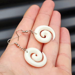 Boucles d'oreilles légères en os, design artisanal traditionnel - Product Image 2