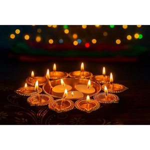Elegantes Portavelas de Metal Dorado Jaipur Ace para Velas de Té - Cuenco de Hierro Pintado con Diseño Floral para Decoración de Diwali Pooja - Product Image 4