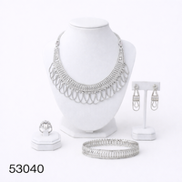 Parure de collier élégante en laiton massif plaqué or avec zircon, motif feuille tendance pour mariage, et boucles d'oreilles pendantes assorties avec chaîne corde