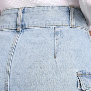 Jupe courte cargo en jean bleu clair pour femme, taille haute, poches utilitaires, coupe décontractée trapèze, en coton, ajustement régulier, tendance - Product Image 4