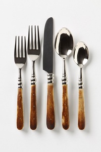 Ensemble de cuillères à salade élégantes avec manche en corne, finition marbrée et extrémités métalliques élégantes pour un décor de table moderne - Product Image 1