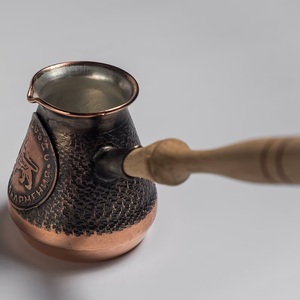 Juego de 3 piezas de cafetera turca de plata grabada, ibrik de cobre artesanal con incrustaciones de perlas y mango de madera, para café árabe y griego - Product Image 6