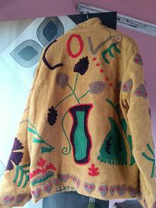 เสื้อแจ็คเก็ตปักลายสีเหลืองมัสตาร์ดสไตล์ชาติพันธุ์ พร้อมลวดลายศิลปะหลากสีสัน แขนยาวสำหรับผู้หญิง ตกแต่งด้วยลวดลายประติมากรรม - Product Image 3