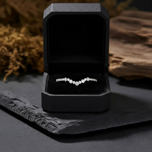 Nuevo Anillo de Moda con Circonita Cúbica, Diseño Curvo en Chevron, Plata de Ley 925, Bañado en Rodio, Engaste Pavé, Delicado y Lujoso para Mujer - Product Image 5