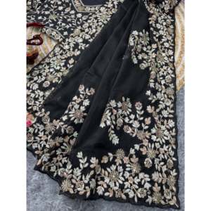 Hermoso Sari de Fiesta con Bordado, Tela con Lentejuelas y Trabajo de Zari - Product Image 4