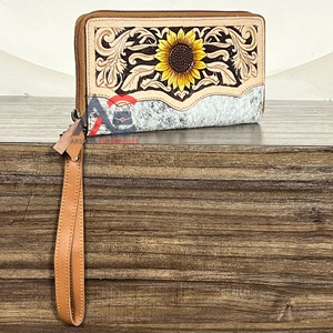 Cartera de mano de cuero con diseño de girasol, hecha a mano, lista para enviar, con cierre de cremallera, de piel de vaca con pelo, para mujer. - Product Image 1