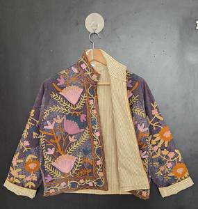 Chaqueta de Invierno Acolchada de Lana Bordada a Mano con Diseño Suzani, Artesanía Cultural, Patrones Florales Cosidos a Mano, Estilo Boho - Product Image 1