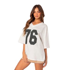 Camiseta de fútbol blanca de gran tamaño con cuello en V para mujer, Camiseta con estampado de número frontal, camisetas de fútbol americano de talla grande personalizadas - Product Image 2