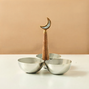 Cuenco de madera con cuatro compartimentos y insertos blancos y asa de metal dorado, ideal para servir con estilo y presentar alimentos. - Product Image 6