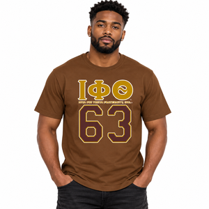 Iota Phi Theta 63 Camiseta marrón de manga corta con cuello redondo para hombre, camiseta informal de algodón con estampado gráfico de fraternidad, camiseta universitaria griega - Product Image 1