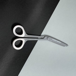 Ciseaux pour ruban adhésif sportif, excellente capacité de coupe, pour le bandage athlétique et le taping sportif. - Product Image 1