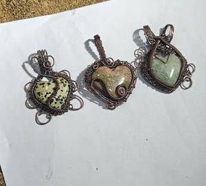 Colgante de Corazón Hecho a Mano con Alambre y Cristal Natural, Joyería de Cobre para Mujer, Venta al Por Mayor - Product Image 4