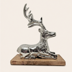 Escultura de Reno Sentado Hecha a Mano en Aluminio Plateado con Base de Madera Natural para Decoración Navideña del Hogar y Mesa Festiva - Product Image 5