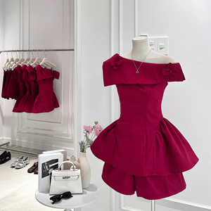 Fabricant de robes au Vietnam – Nouvelles robes mini décontractées haut de gamme pour femmes, élégantes et luxueuses, couleur unie, taille ajustée, épaules dénudées - Product Image 2